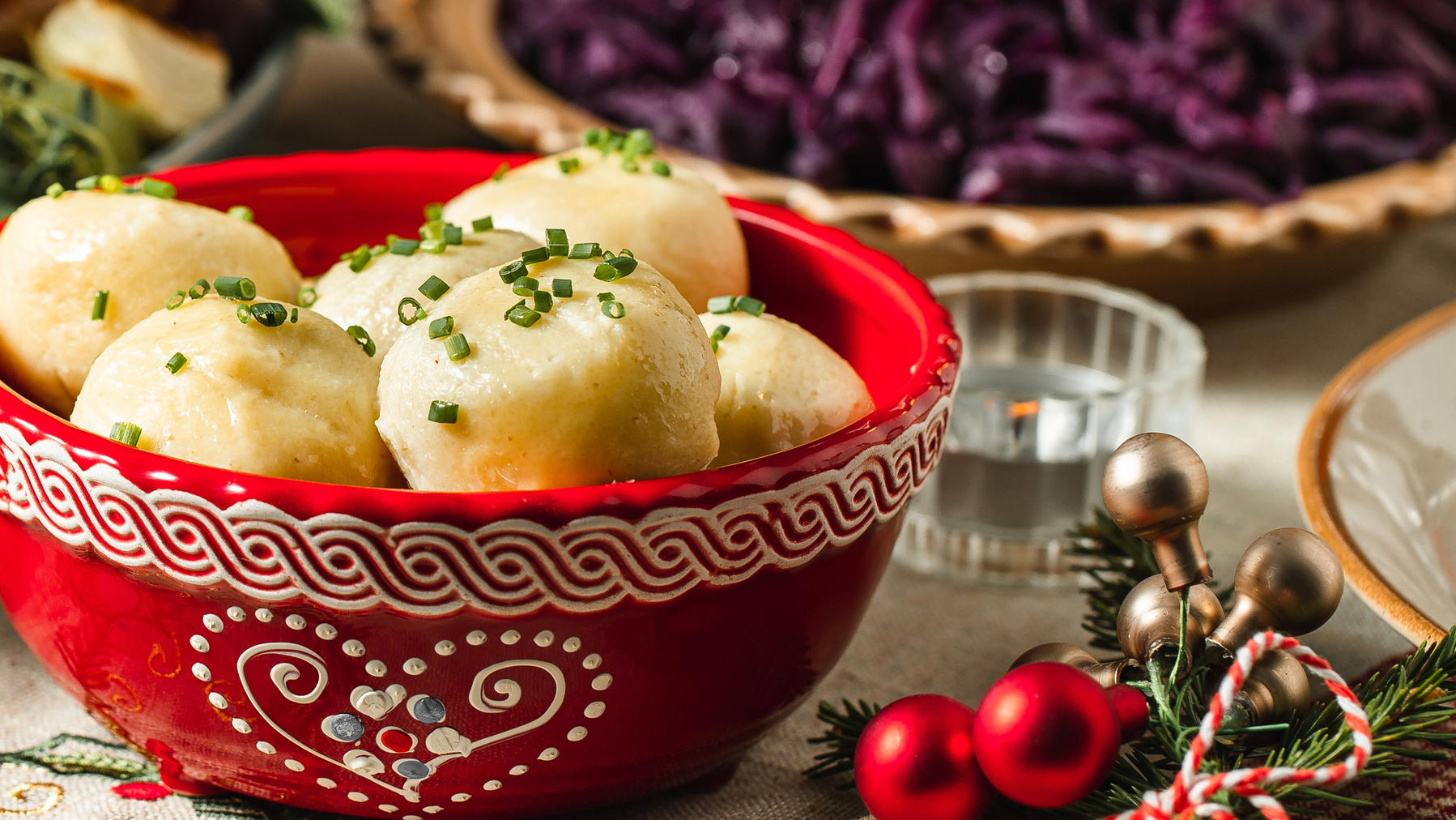 Veganes Weihnachtsmenü: Dieses Festessen kommt ohne tierische Produkte aus Weihnachtliches Festessen mit Gans, Knödeln und Rotkohl