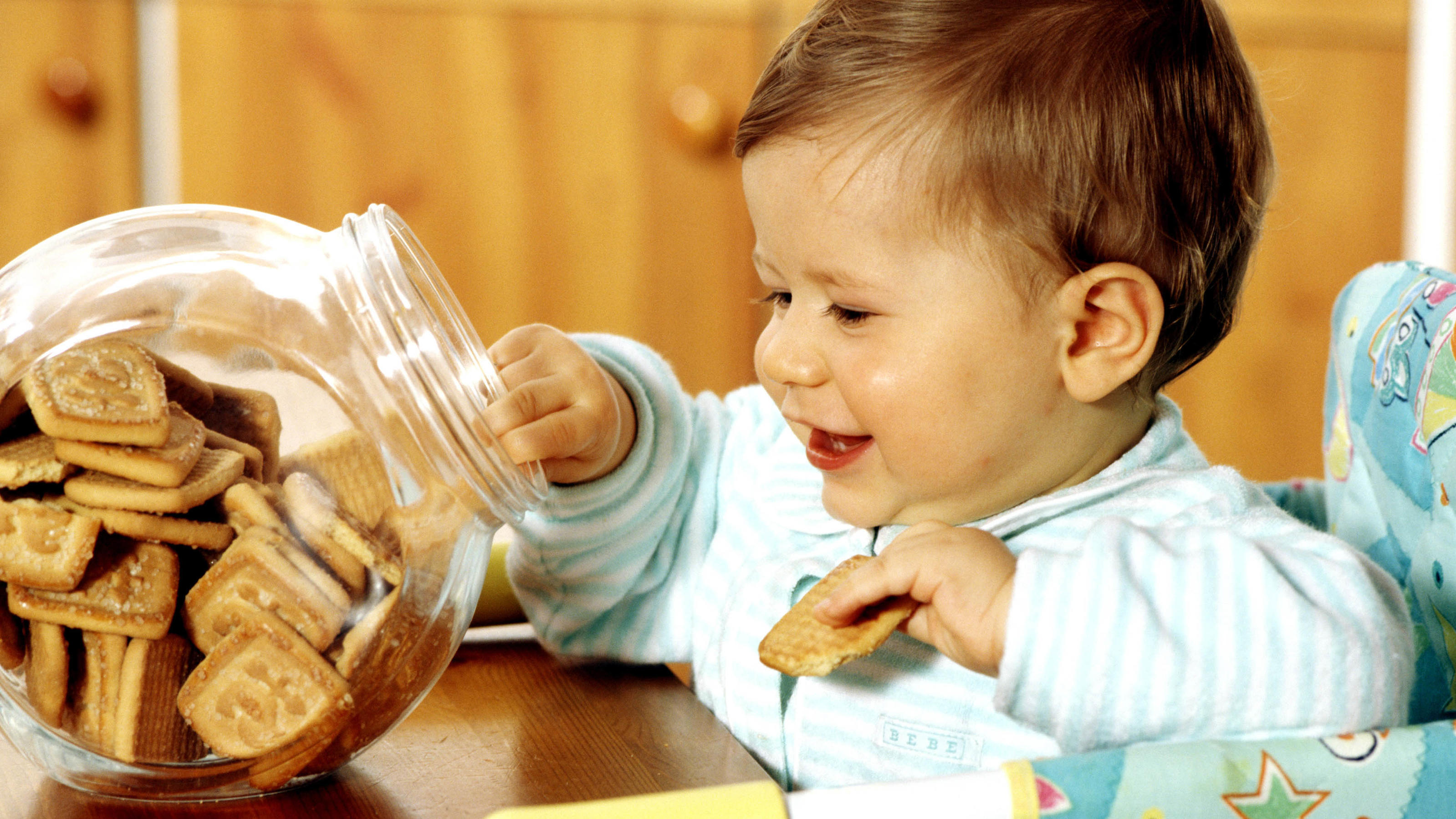 Babykekse ohne Zucker ganz leicht zu Hause backen Baby greift nach Keksdose