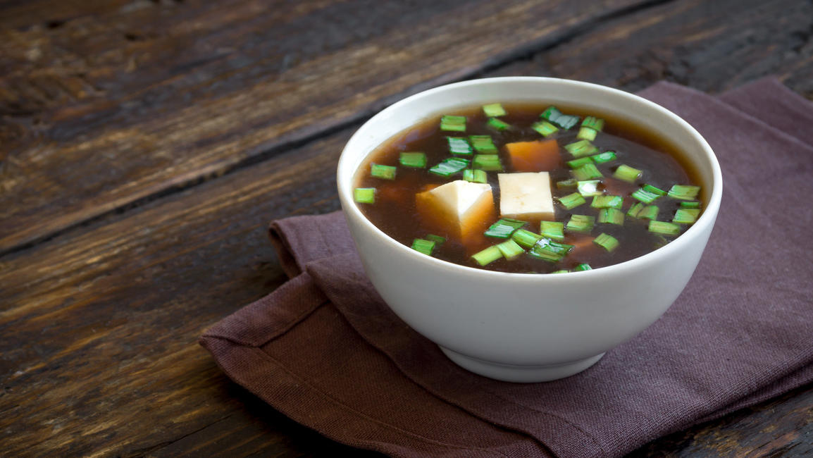 Alleskönner Tofu – viel mehr als nur Fleischersatz Beliebt nicht nur in Japan: Miso-Suppe mit Seidentofu-Einlage