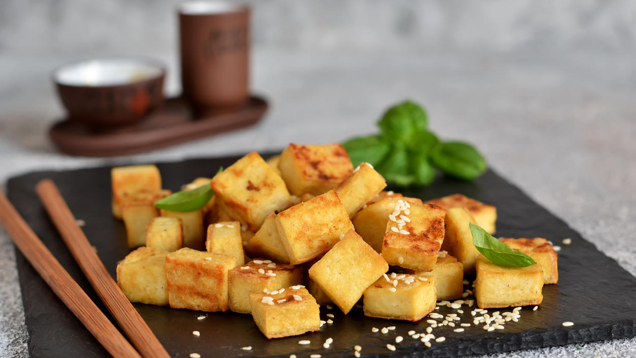 Alleskönner Tofu – viel mehr als nur Fleischersatz Gebratener Tofu - so schmeckt der Sojakäse Anfängern meist am besten
