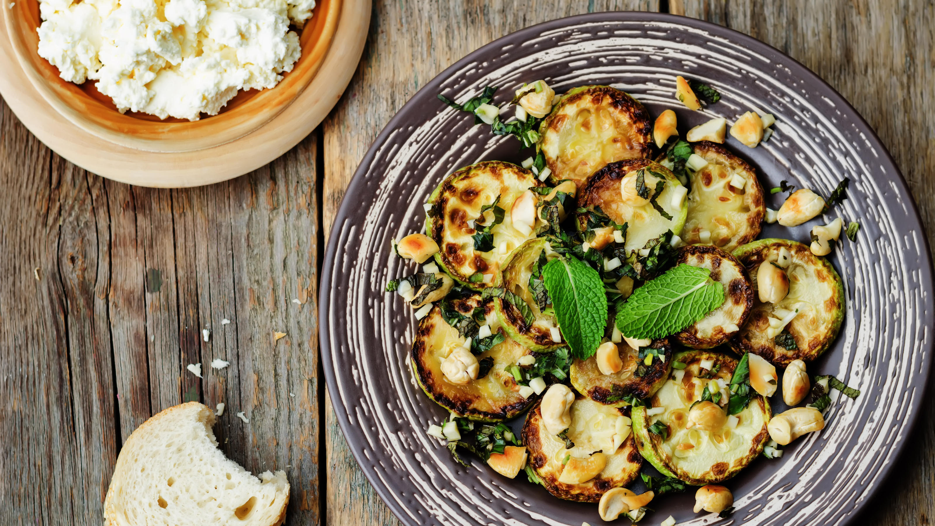 Veganuary 2021: Das bringt es, einen Monat lang vegan zu leben zucchini Basil mint cashews salad with ricotta and fresh bread. the toning. selective focus