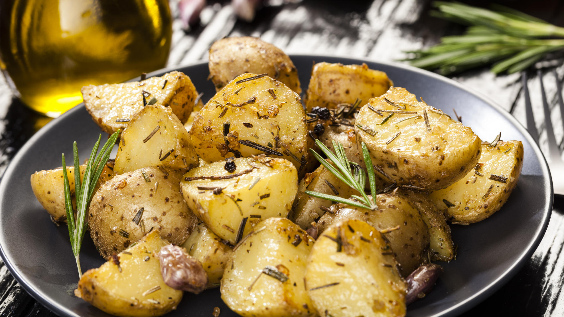 Potato dish. Запеченный картофель. Жареная картошка. Красивая жареная картошка. Картошка в ресторане.