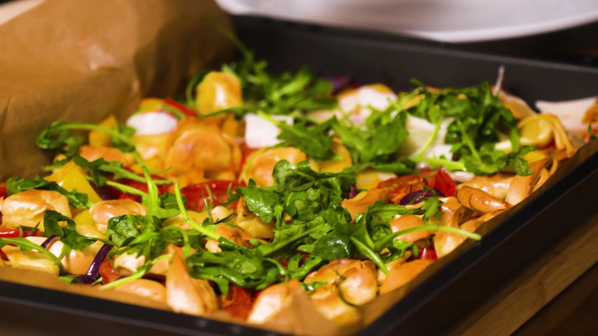 Alles drauf: Diese Ein-Blech-Rezepte müssen Sie probieren! Ofen-Ravioli mit Gemüse