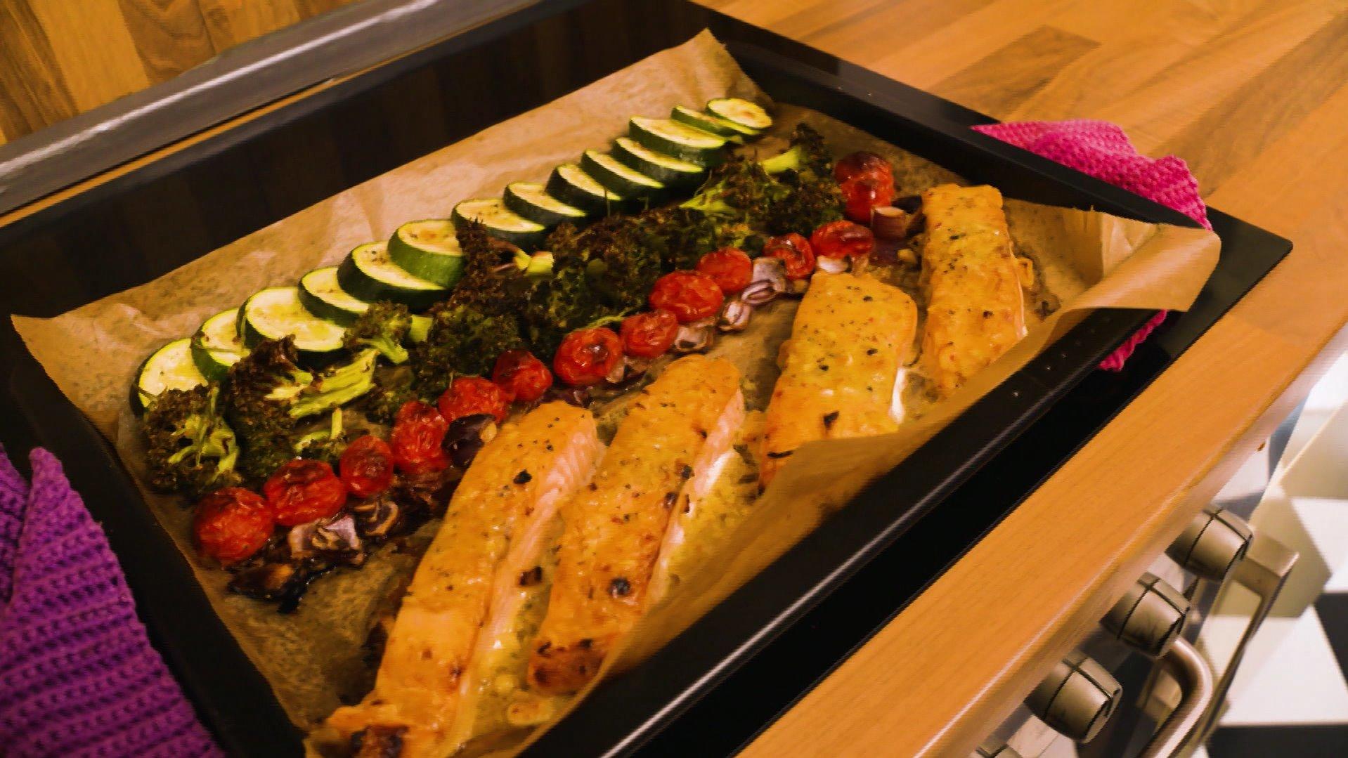 Alles drauf: Diese Ein-Blech-Rezepte müssen Sie probieren! Honig-Senf-Lachs mit buntem Ofengemüse
