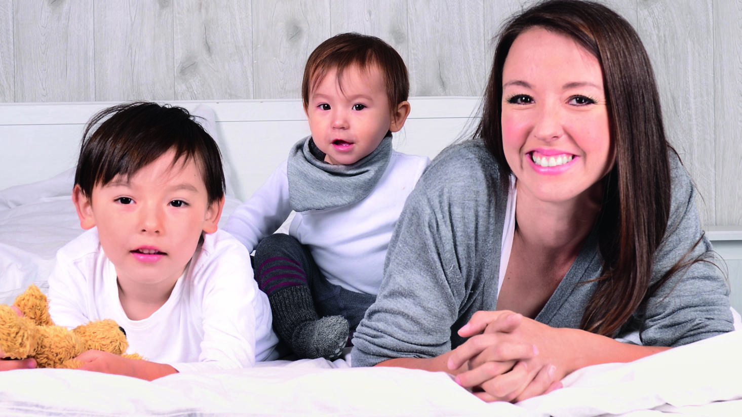 Kochen mit Kids: Die besten Mom-Hacks für die Küche Autorin und Bloggerin Julia Lanzke mit ihren Kindern