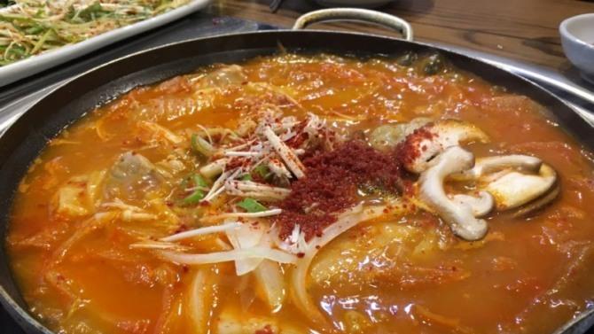 Kimchi-jjigae: Einfaches und schnelles Rezept für den koreanischen Eintopf Kimchi-jjigae ist ein sehr beliebtes koreanisches Gericht.