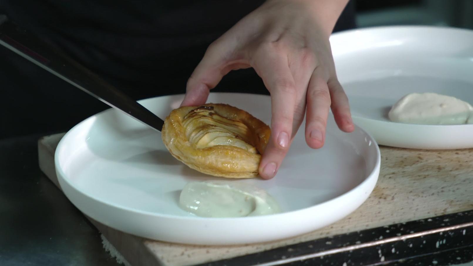 Lockdown-Rezepte von der Spitzenköchin: Rösti mit gebratenem Blumenkohl & Apfel-Tarte Rezept für Apfel-Blätterteig-Tarte