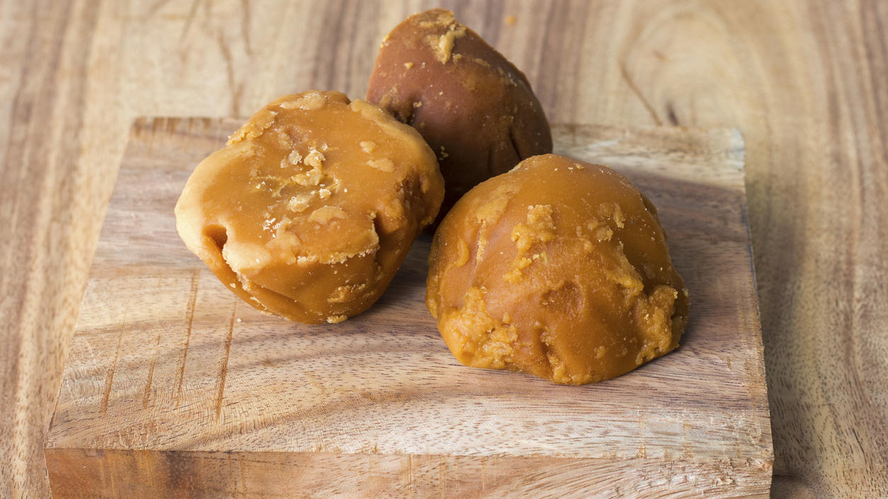 Wie gesund ist die Zucker-Alternative wirklich? Jaggery wird auch in Deutschland als gesunde Zuckeralternative immer bekannter.