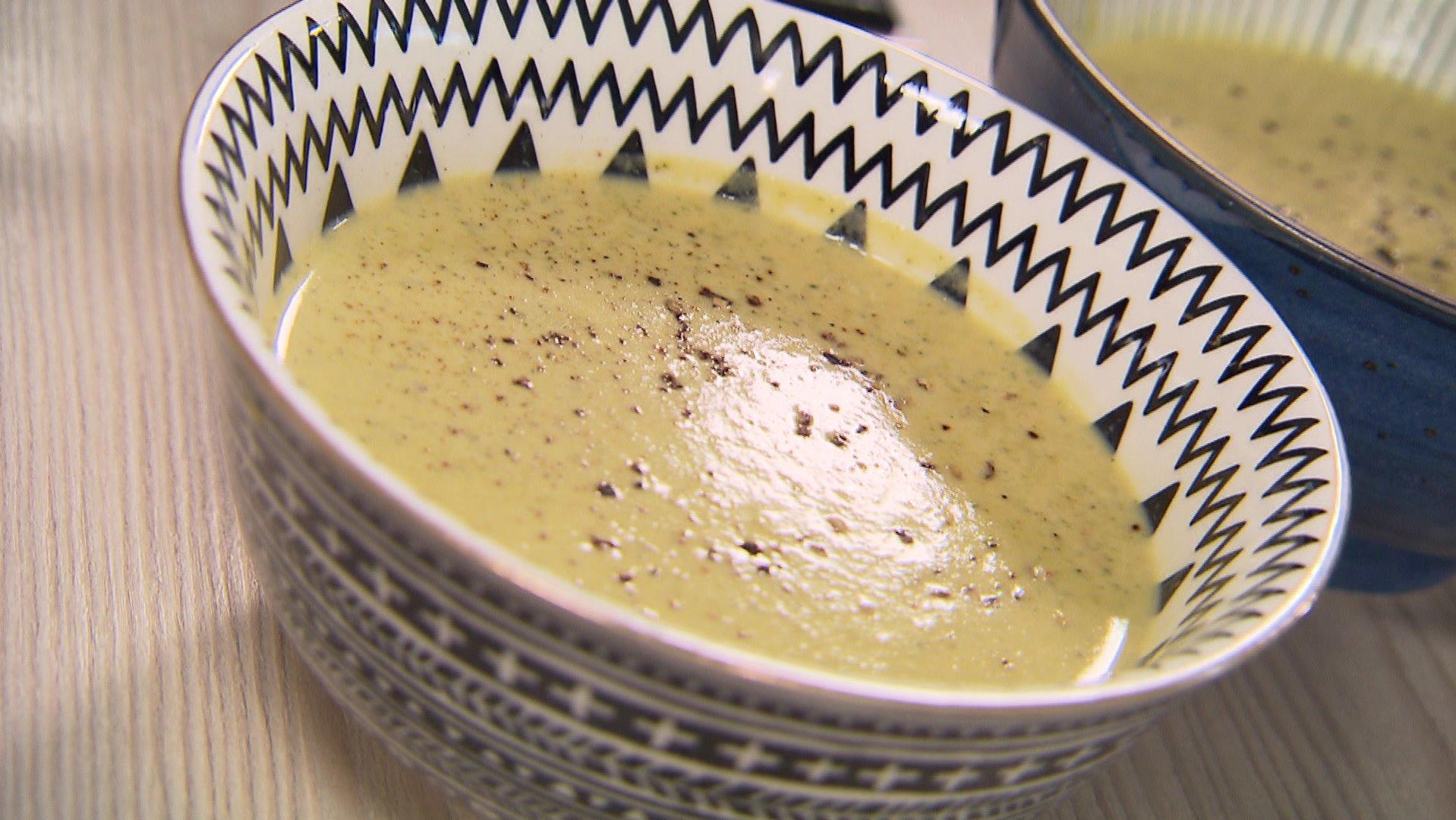 Schnelle Blitz-Suppen: Brokkoli-Kokossuppe und cremige Hack-Suppe Diese Brokkoli-Kokos-Suppe ist in 15 Minuten fertig!