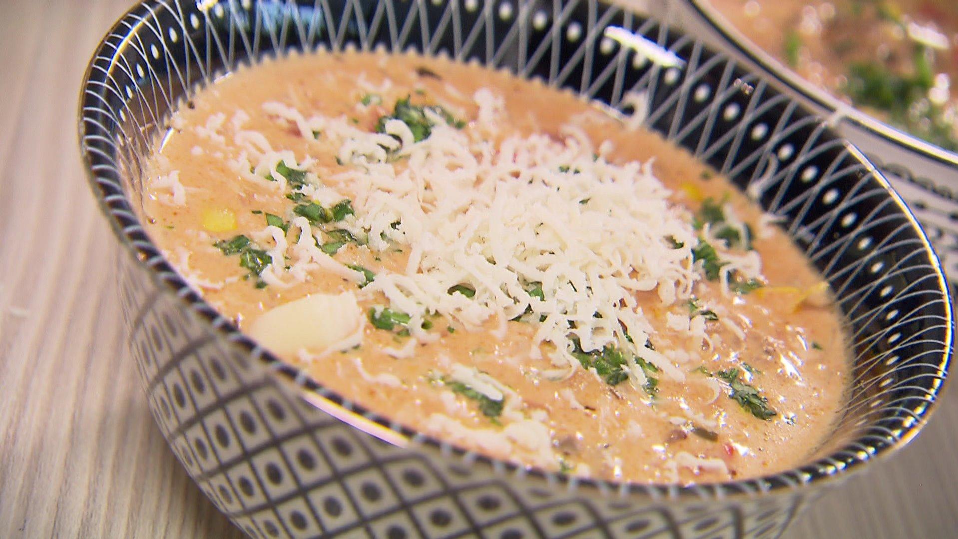 Schnelle Blitz-Suppen: Brokkoli-Kokossuppe und cremige Hack-Suppe Auch toll für Partys, wenn diese wieder möglich sind: cremige Hack-Suppe.