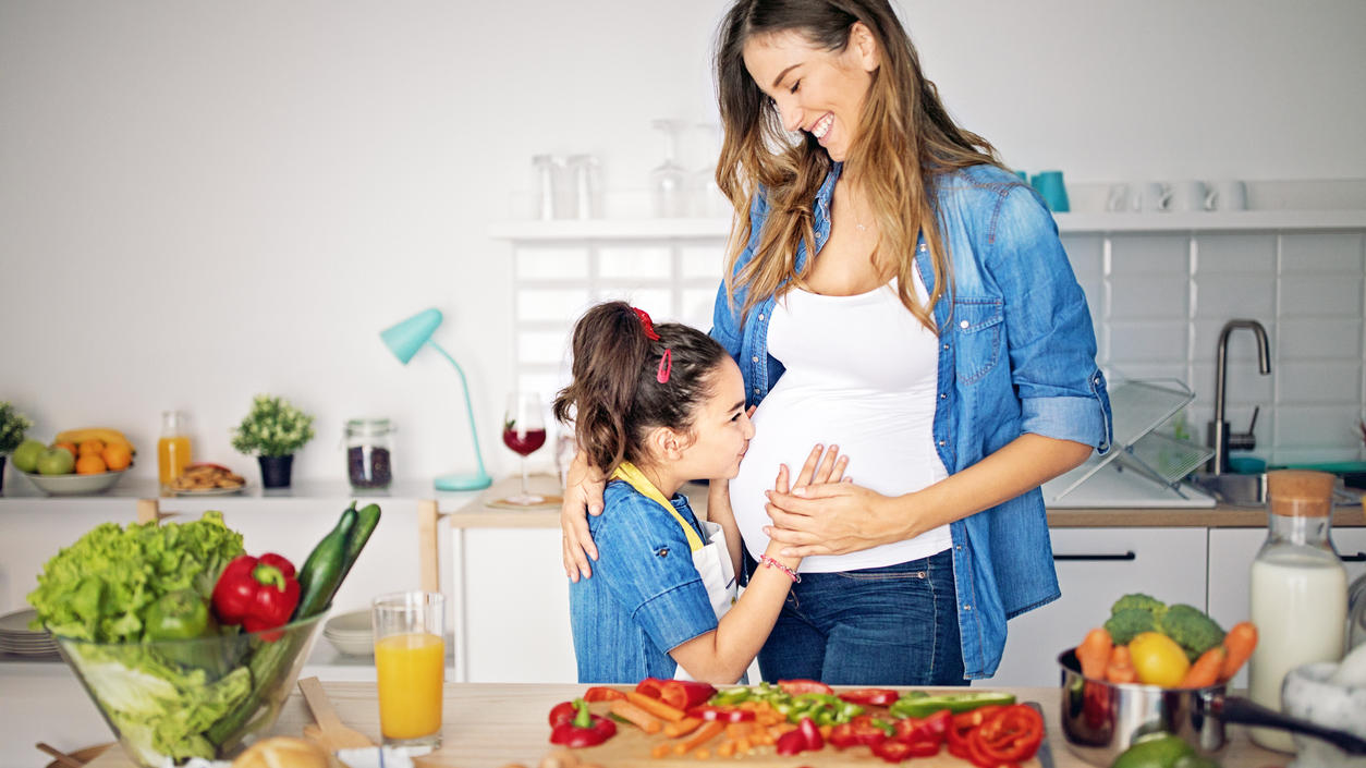 Expertin erklärt: Das hilft Familien bei Stress ums Essen Wussten Sie, dass Babys schon im "Mutterleib" mitschmecken?