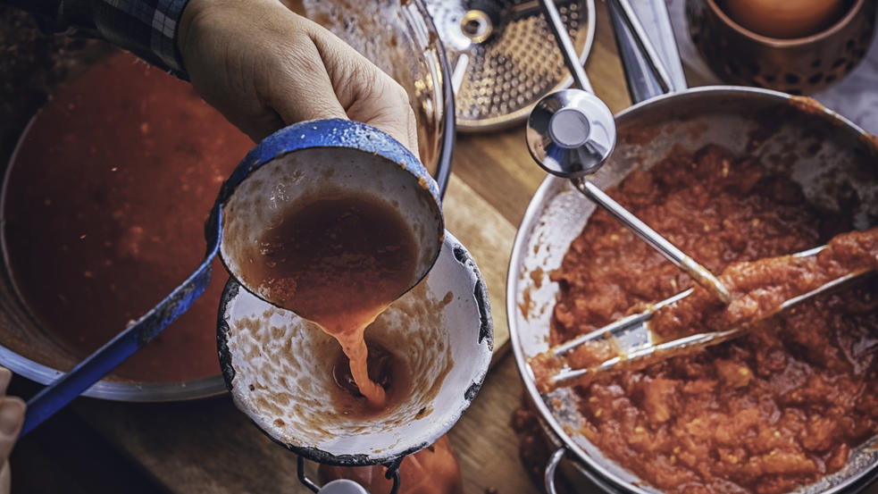 Schimmelpilzspuren oder Pestizide in jedem fünften Tomatenpüree Tomaten mit der Hand zu passieren macht Arbeit und Schmutz