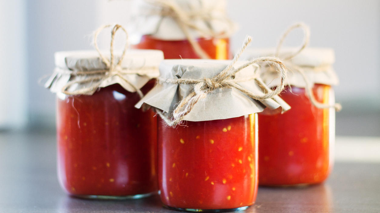 Schimmelpilzspuren oder Pestizide in jedem fünften Tomatenpüree Öko-Test checkt passierte Tomaten