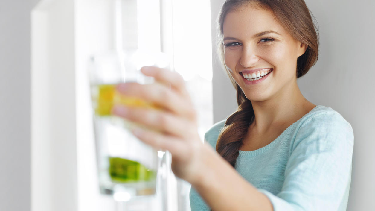 Detox-Wasser selber machen: Lecker, gesund, erfrischend - 3 Rezepte Frau mit Detox-Drink