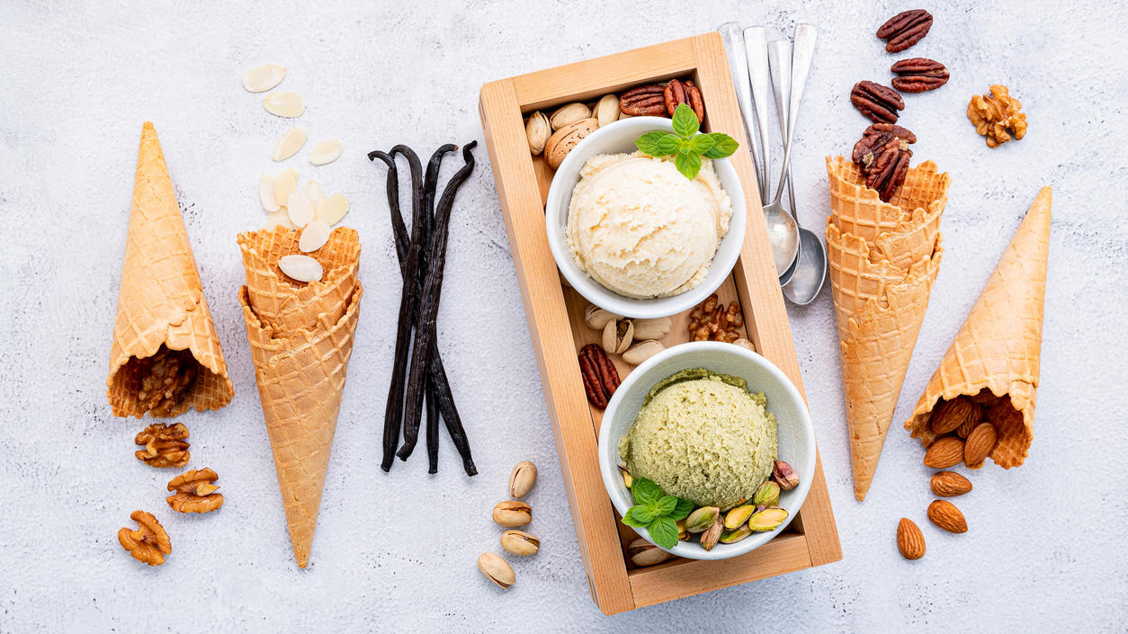 Mit und ohne Eismaschine: So wird selbstgemachtes Eis schön cremig Zutaten für Vanille- und Pistazieneis