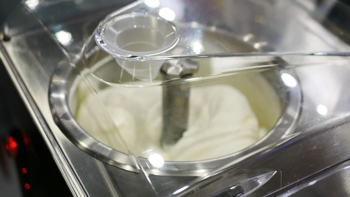 Mit und ohne Eismaschine: So wird selbstgemachtes Eis schön cremig Eine Eismaschine rührt Vanilleeis cremig
