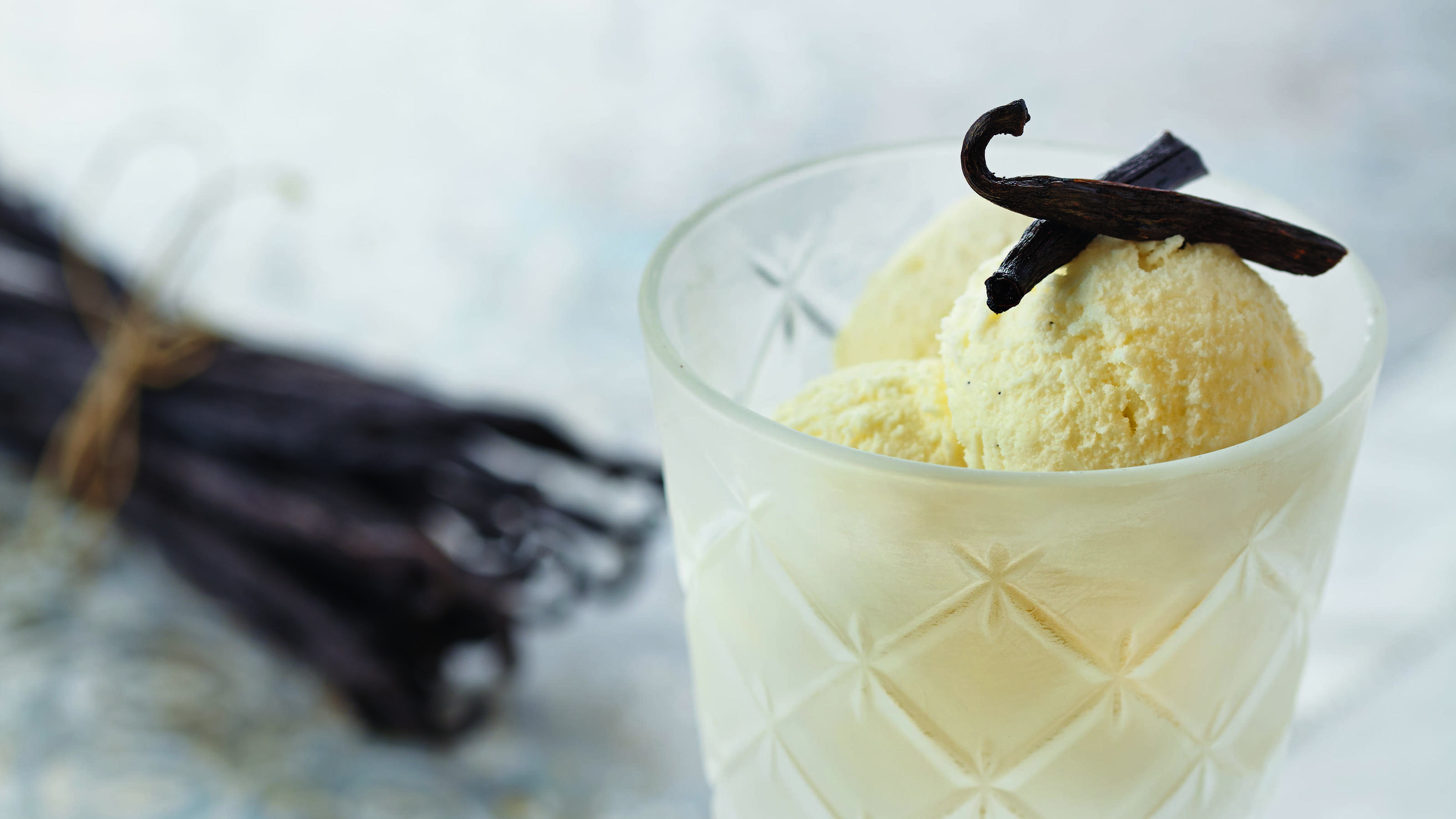 Mit und ohne Eismaschine: So wird selbstgemachtes Eis schön cremig Vanilleeis - ein Eis-Klassiker