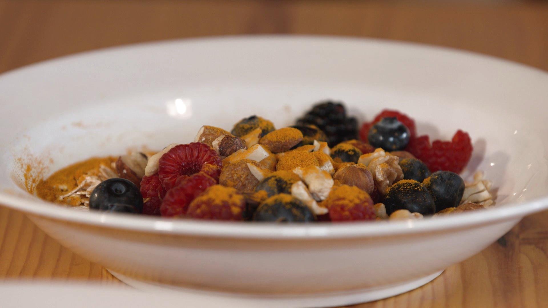 Mit den richtigen Lebensmitteln Entzündungen lindern Kurkuma zum Beeren-Müsli senkt die Entzünfunswerte.