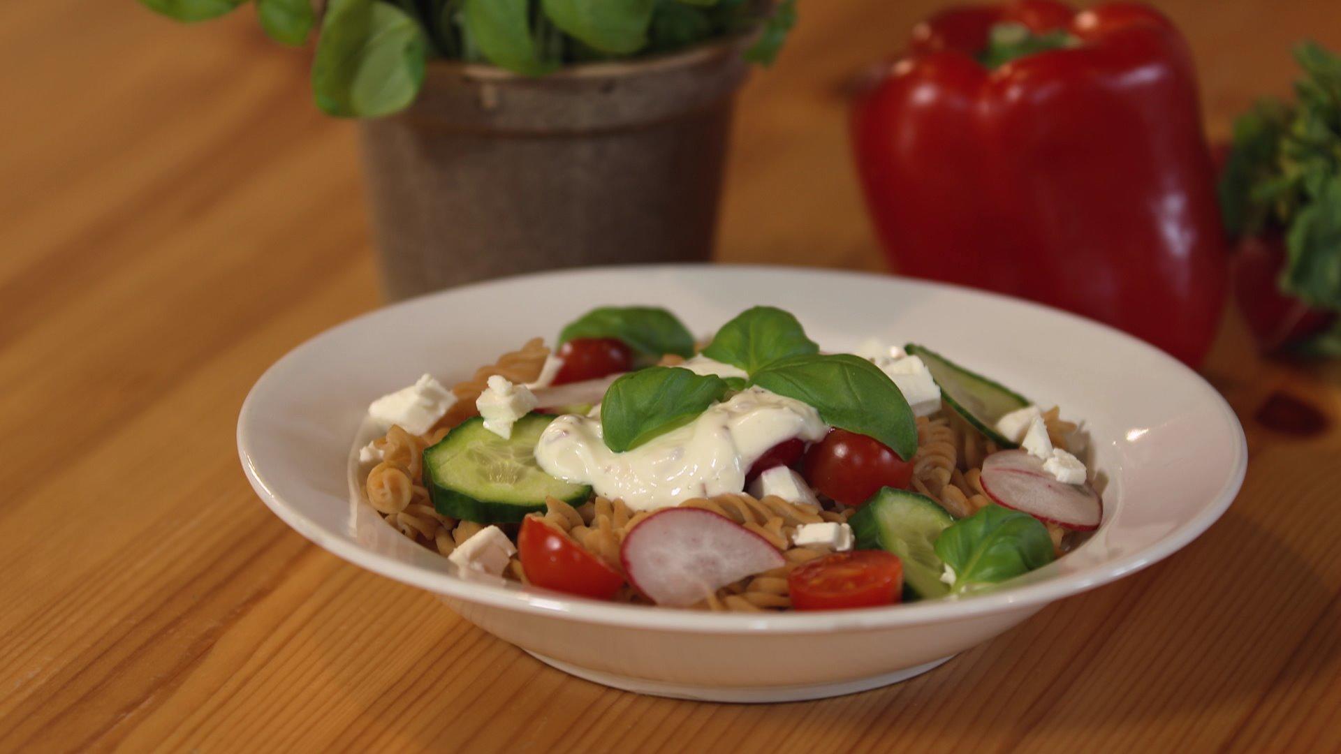 Mit den richtigen Lebensmitteln Entzündungen lindern Linsennudel-Bowl mit Skyr-Leinöl-Dip