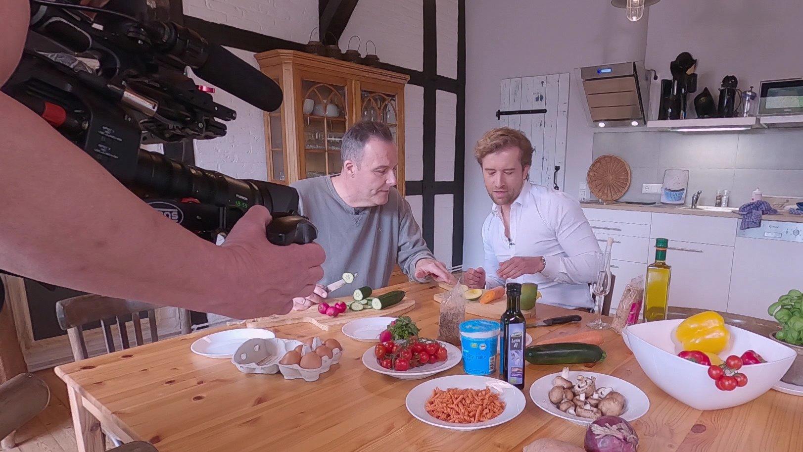 Mit den richtigen Lebensmitteln Entzündungen lindern In der Reportage hat RTL-Reporter Thorsten Sleegers drei Mahlzeiten gekocht, die nicht nur mega lecker, sondern auch bestens geeignet gegen Rheuma oder Arthrose sind.