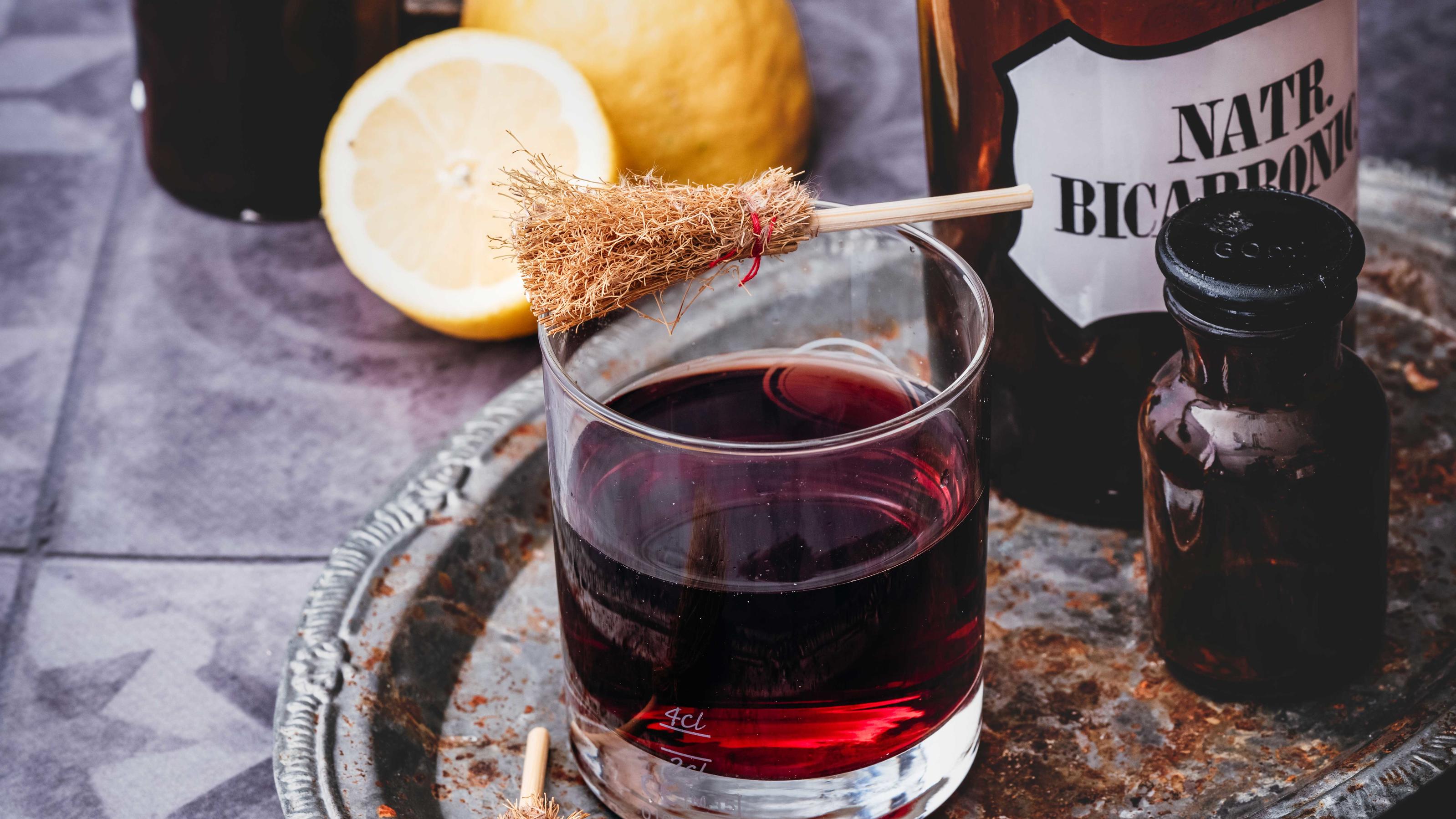 Cocktails zaubern wie in Hogwarts: Goldlackwasser, Felix Felicis und Feuerwhisky aus „Harry Potter“ Roter Feuerwhisky - da denkt man an die Kaminfeuer von Hogwarts - Foto: Patrick Rosenthal