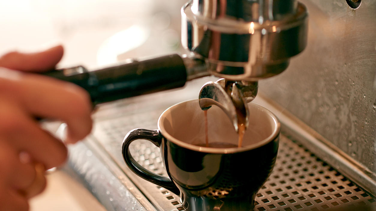 Kaffee wird mit Siebträger-Maschine zubereitet