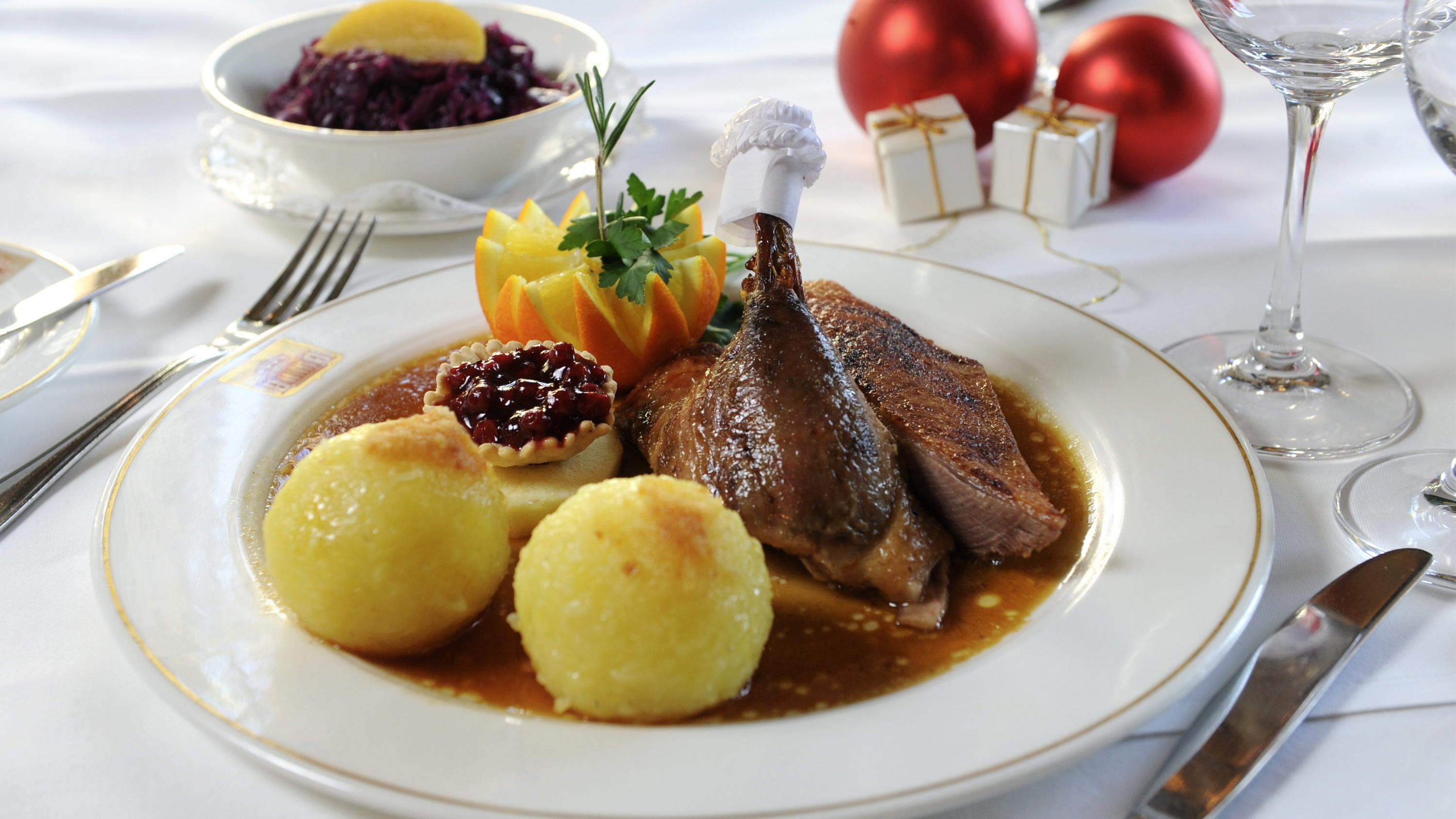 Kalorienarmes Weihnachtsessen: Wie Sie die deftigen Klassiker in leichten Genuss verwandeln ARCHIV - 30.11.2010, Bayern, München: Eine 1/4 Gans mit Knödeln und Rotkohl steht auf einem gedeckten Tisch. (zu dpa: «Weihnachtsgerichte mit Geschichte: Die Sehnsucht an der Festtagstafel») Foto: Tobias Hase/dpa +++ dpa-Bildfunk +++