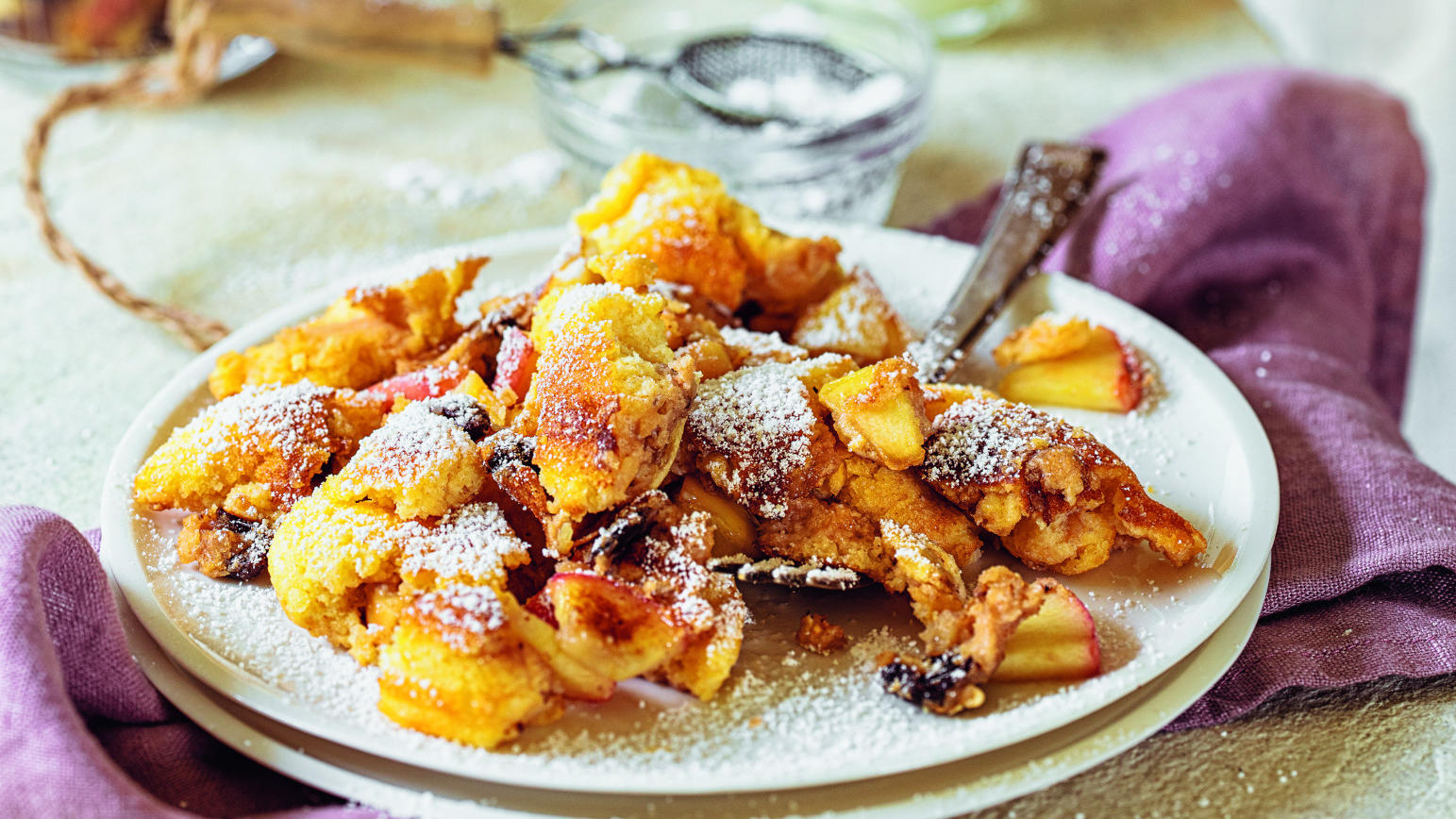 Glutenfreie Mehlspeisen: Gelingsichere Rezepte für Germknödel und Kaiserschmarrn Äpfel und Rosinen machen den glutenfreien Kaiserschmarrn noch saftiger