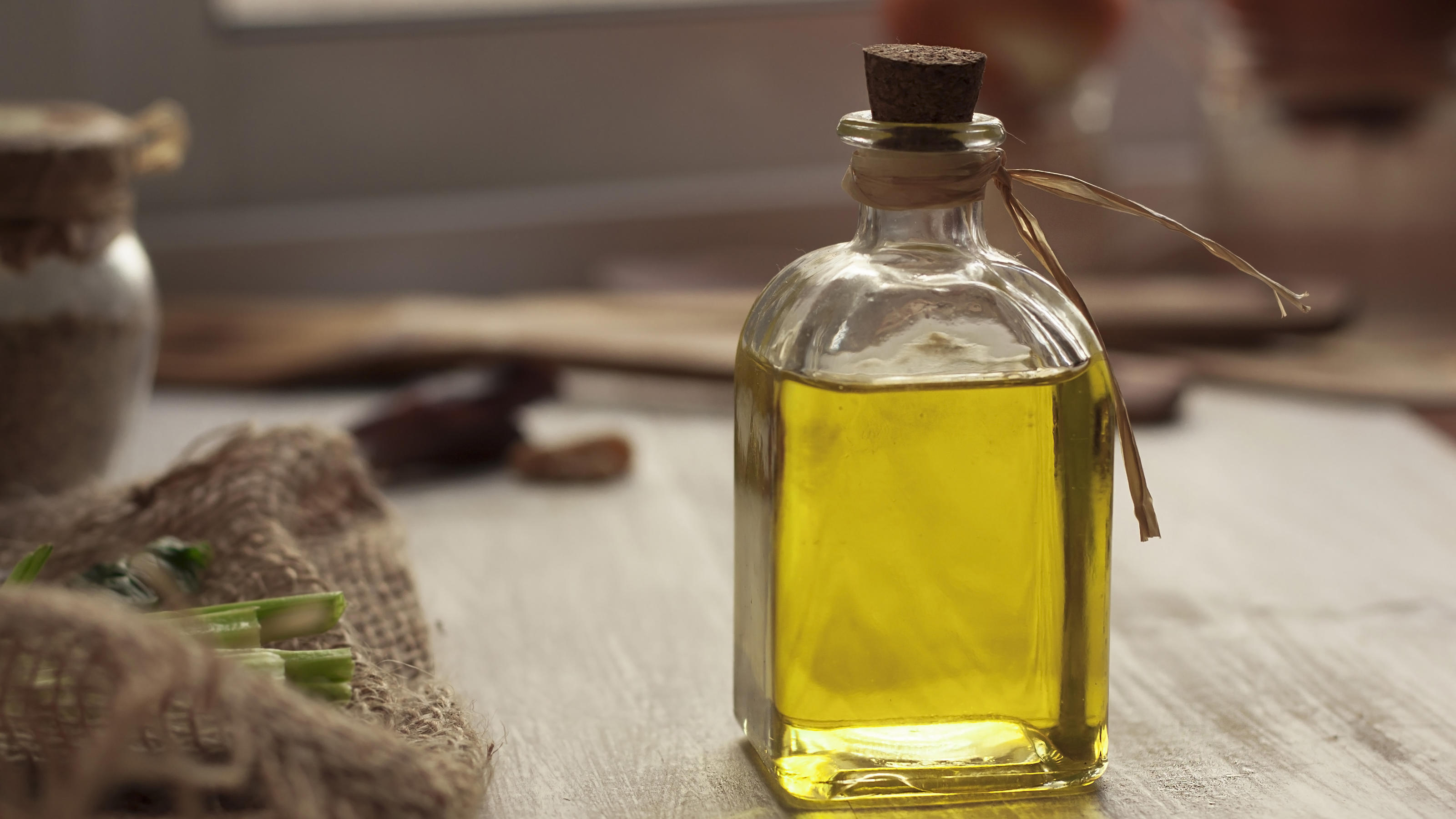 Leinöl: Jeden Tag ein Löffel – wie gut ist das für den Körper? Leinöl in der Flasche.