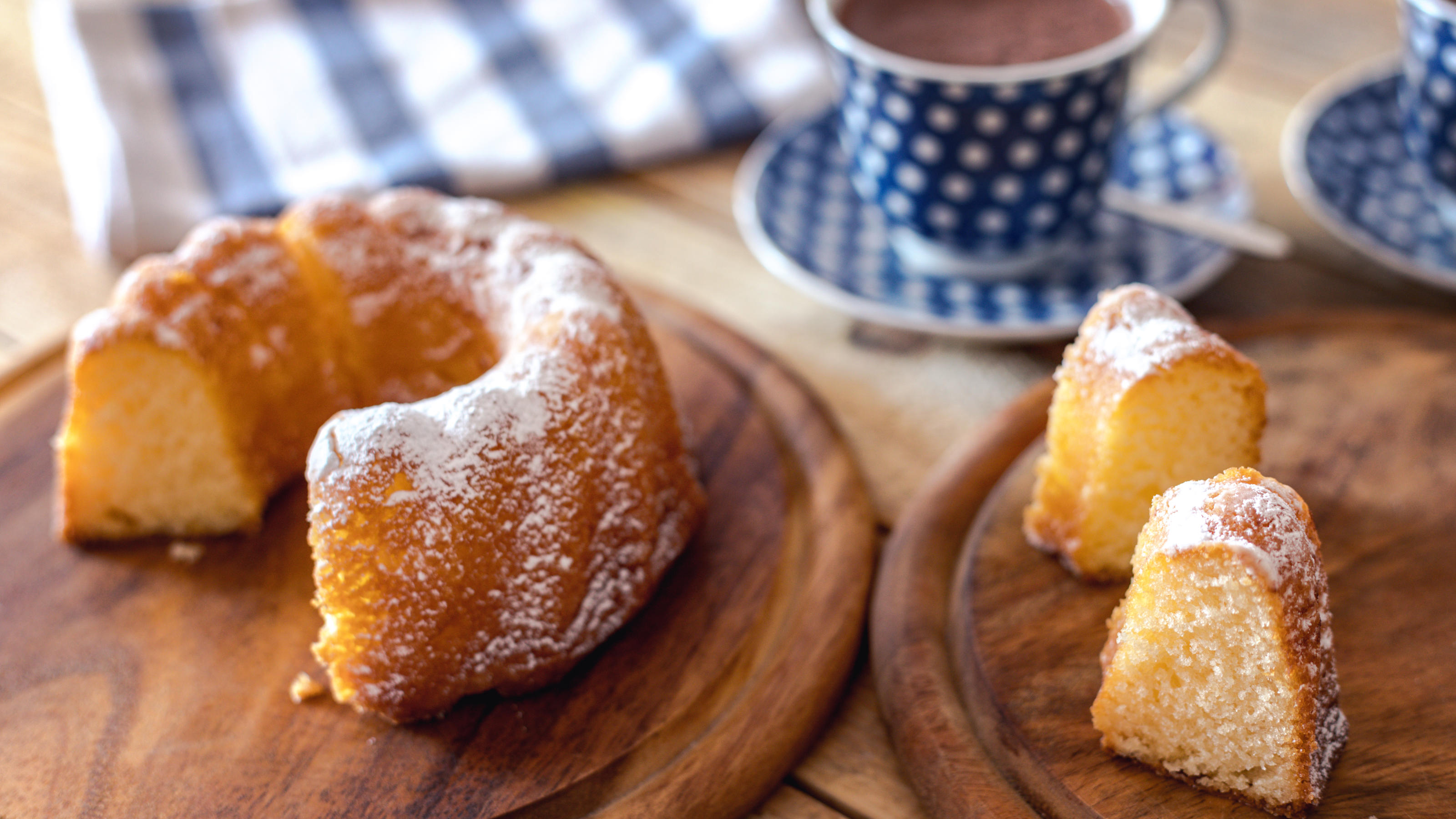 Selterskuchen nach altem DDR-Rezept: So schmeckt der Kuchen-Klassiker original wie früher Ein leckerer Gugelhupf-Kuchen steht auf dem Tisch, daneben steht eine Tasse mit heißer Schokolade.