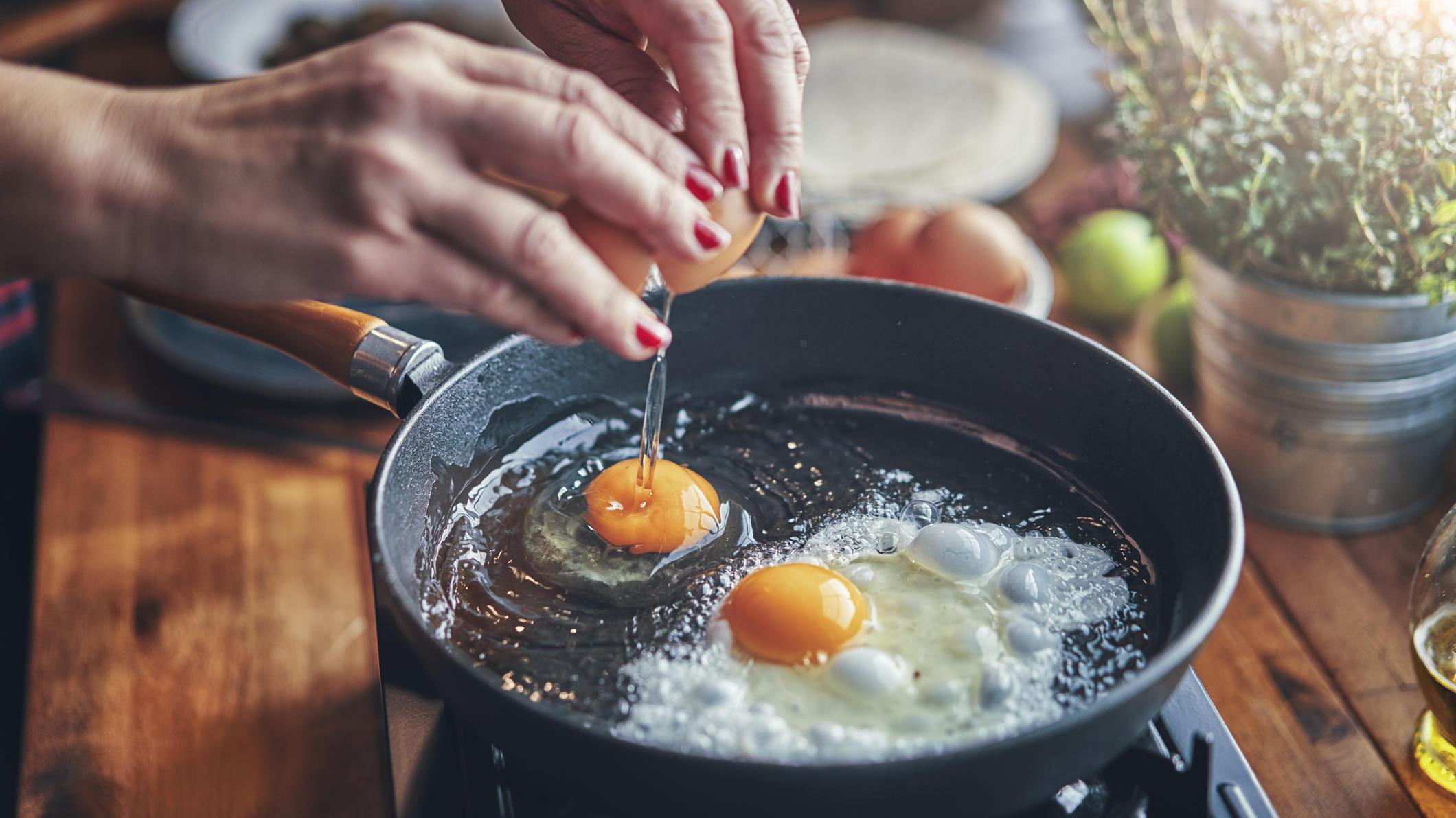 Butter schmiert bei Öko-Test ab: 7 Alternativen zum Kochen und Backen Spiegeleier in Bratpfanne