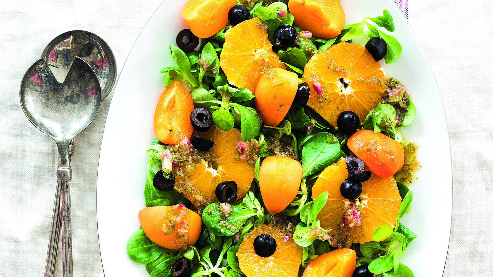 Diese Rezepte schmecken auch bei Geruchsverlust und Geschmacksverlust Orangen-Aprikosen-Salat mit Oliven und einem Dressing aus roten Zwiebeln