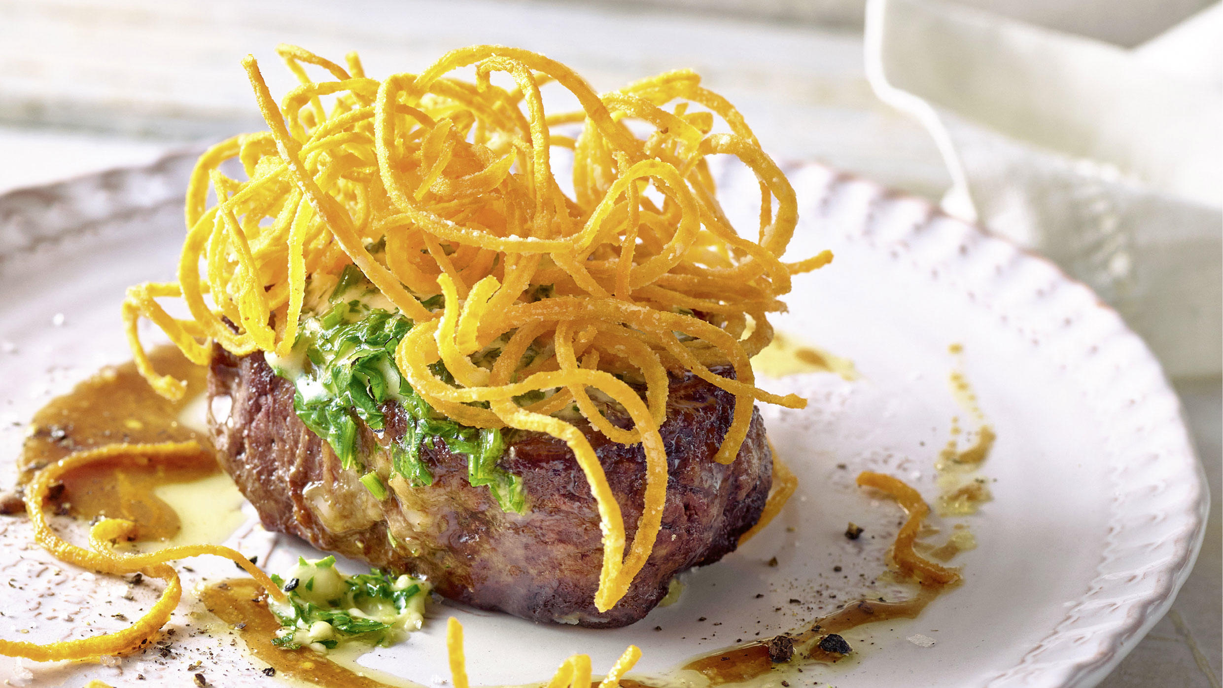 Bei diesen Gerichten sind die Toppings der Clou: drei leckere Rezepte Die knusprige Textur der frittierten Süßkartoffelstreifen ergänzt perfekt die saftigen Rindermedaillons