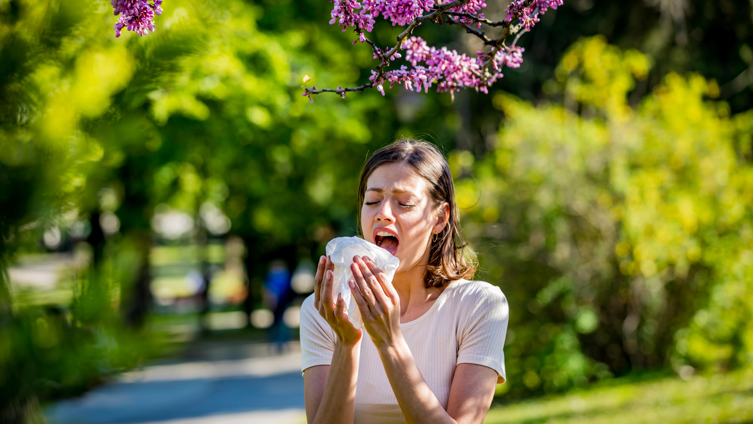 Frau mit Allergie im Park