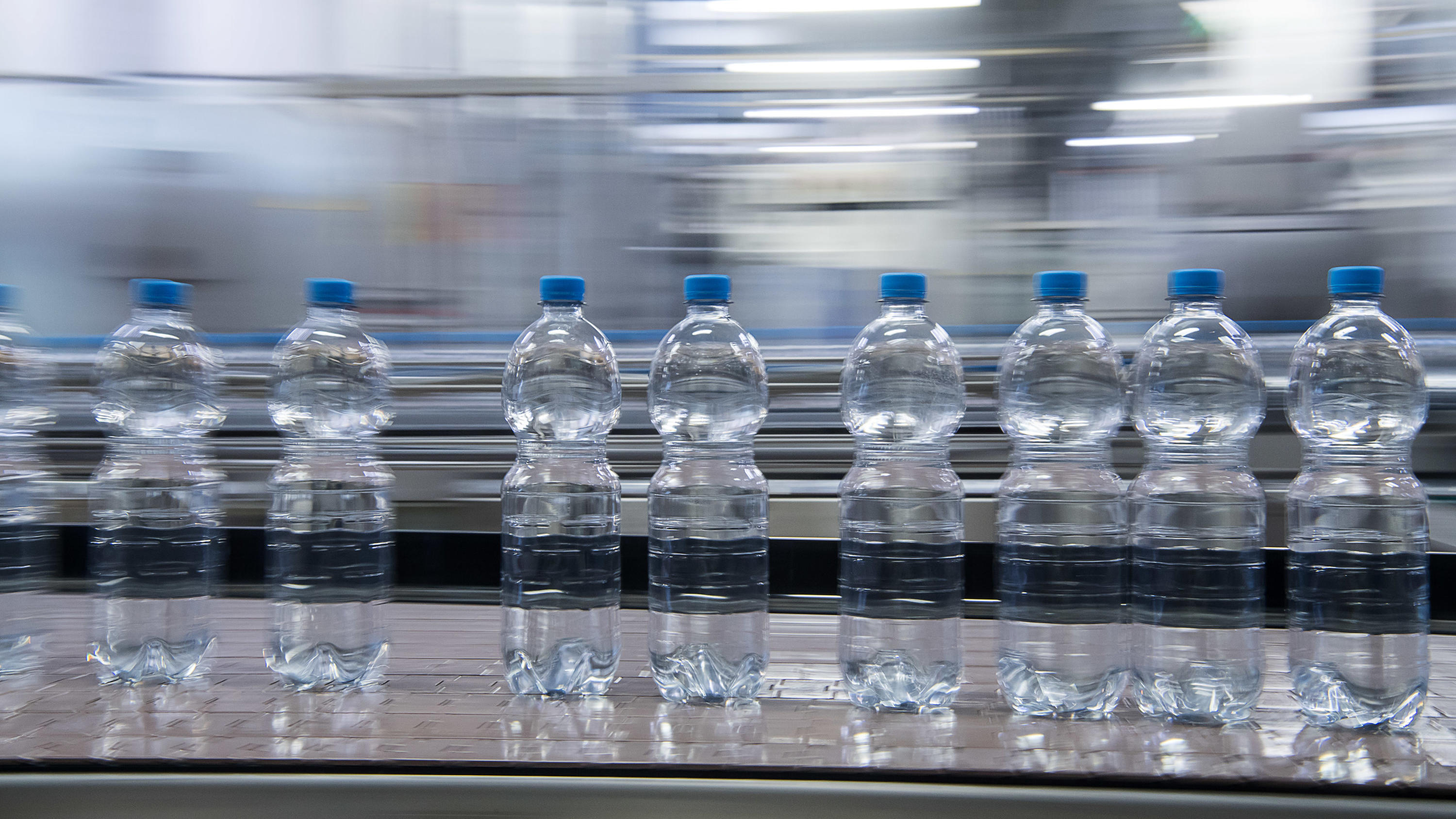 ARCHIV - 31.07.2018, Baden-Württemberg, Ensingen: Flaschen mit Mineralwasser sind in der Produktion des Getränkeherstellers Ensinger auf der Produktionsstrecke. In Deutschland ist im vergangenen Jahr weniger Mineralwasser produziert worden. (zu dpa «