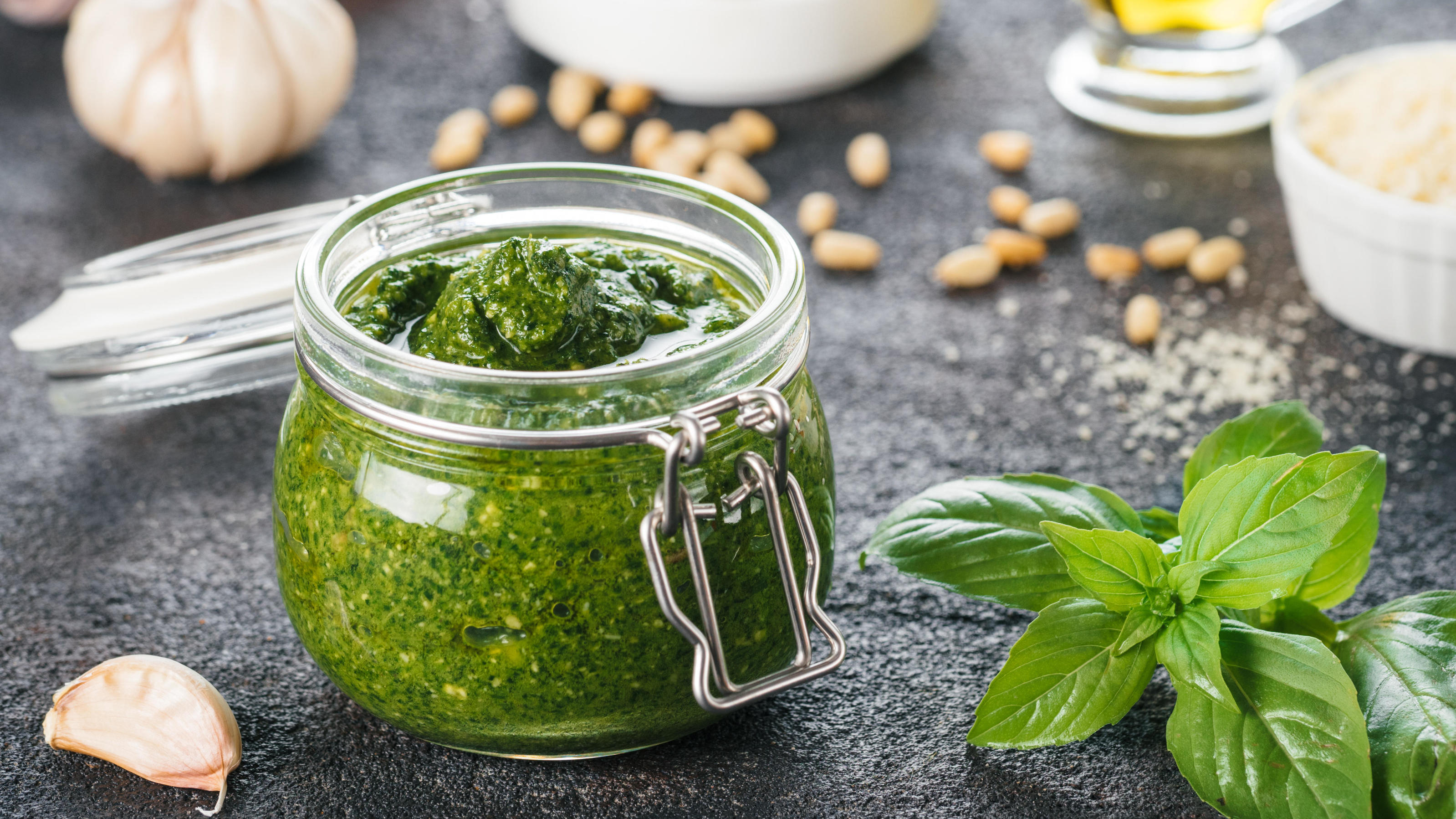 Küchenkräuter haltbar machen: So können Sie Basilikum, Petersilie, Minze & Co. aufbewahren Grünes Basilikum-Pesto im Glas