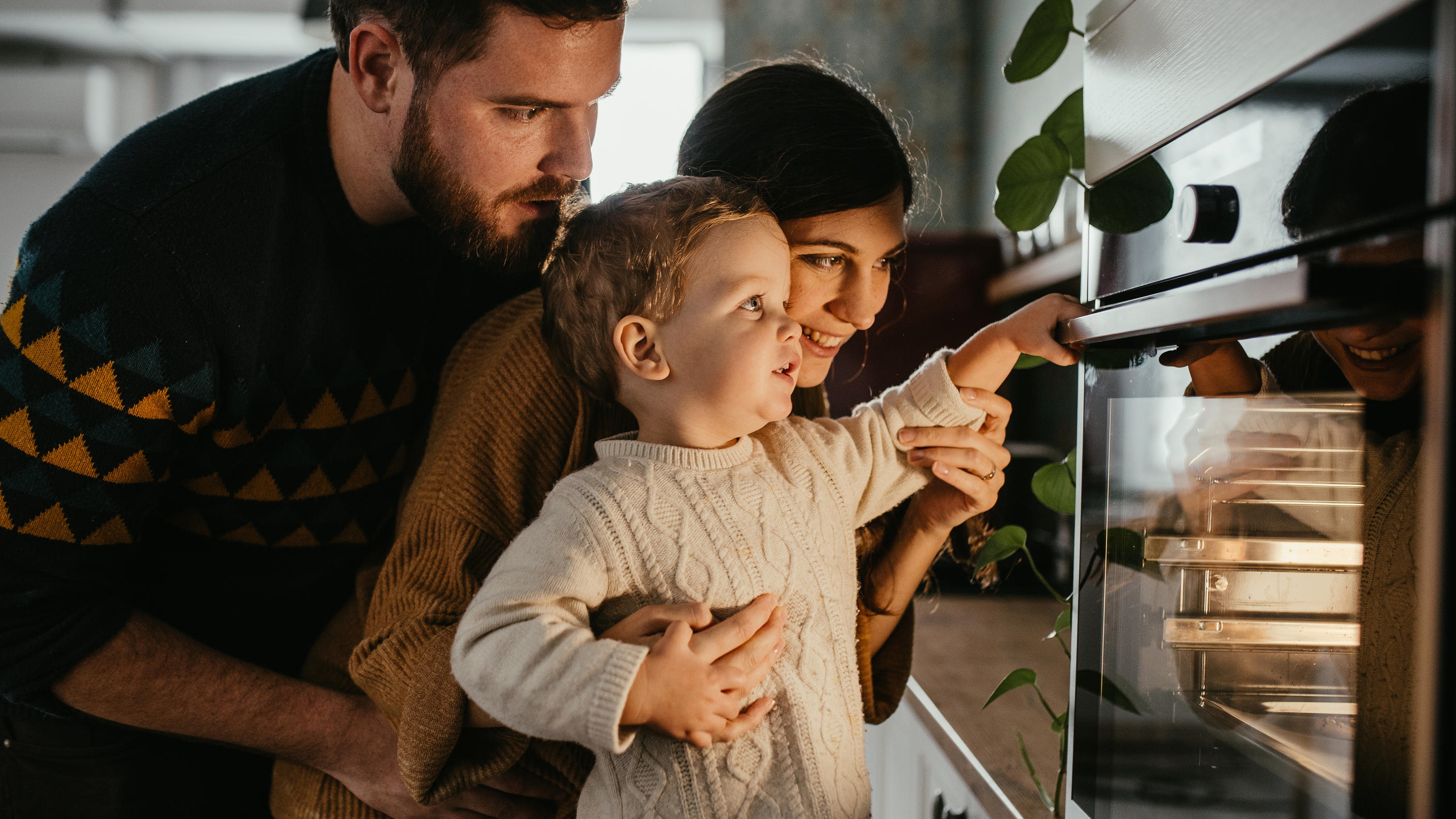 Strom sparen beim Backen: Diese Alltags-Fehler kosten Geld Familie spart Strom beim Backen