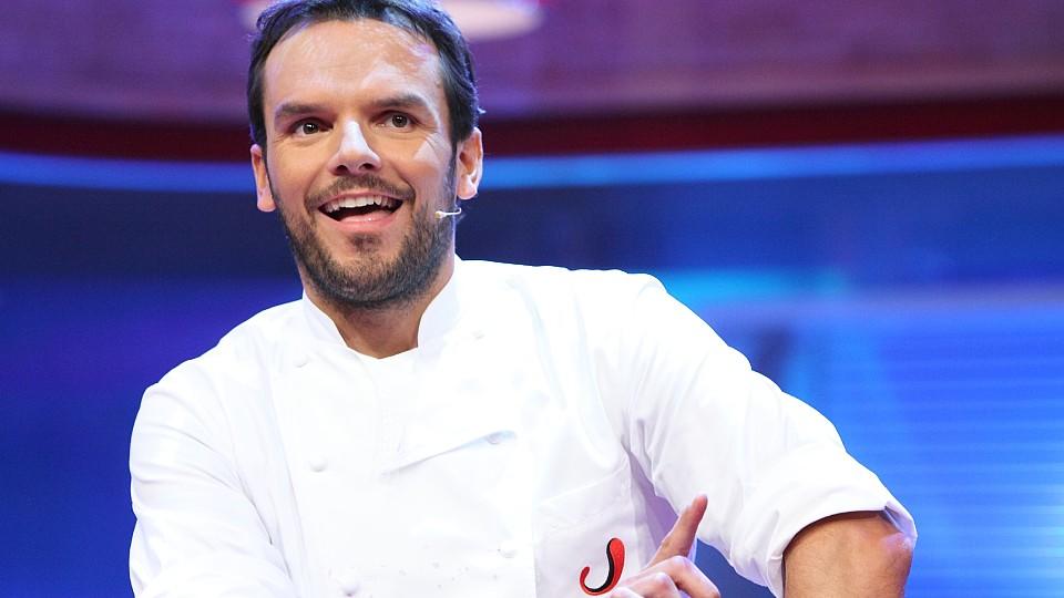 Steffen Henssler im Interview: "Man kann alles ausprobieren" Für Steffen Henssler ist der Spaß beim Kochen das Wichtigste