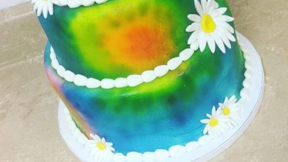 Tie-Dye-Frosting: So machen Sie die Batik-Kuchenglasur selber Tie-Dye-Frosting: So machen Sie die Batik-Kuchenglasur selber