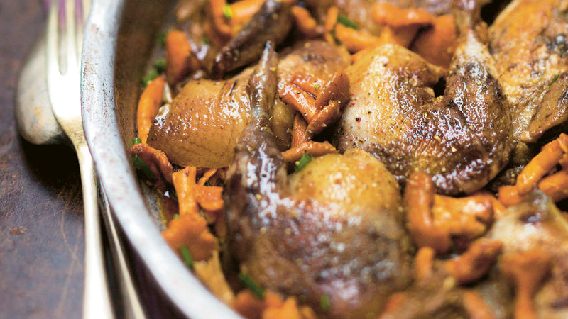 Rezepte aus dem Wald: Das Kochbuch für Jäger und Sammler Ovale Schale mit Wachtelfrikassee, daneben liegt eine gabel und ein Löffel