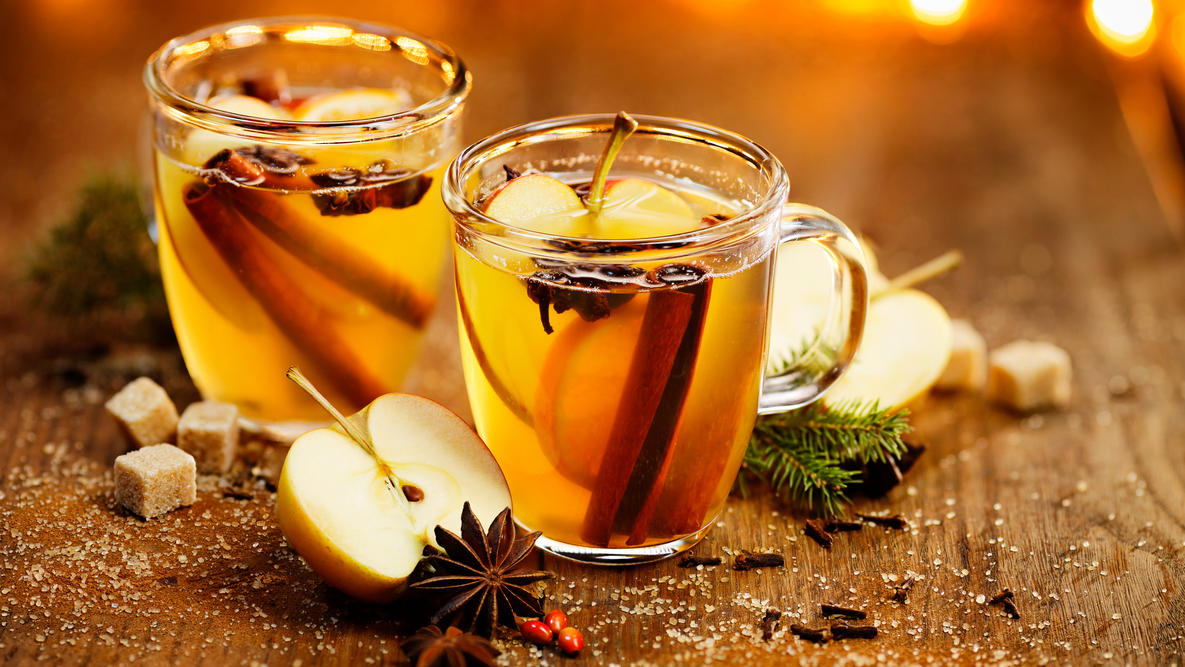 Hot Toddy und Yuzu Tee – auf diese neuen Trendgetränke bei Erkältung schwören jetzt viele Hot cider with addition of cinnamon sticks, anise stars, cloves and citrus fruits