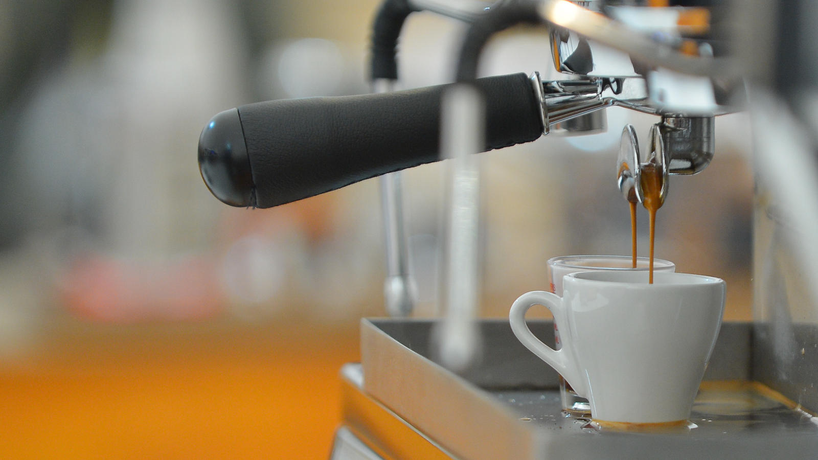 Espressomaschine - Kaffeegenuss wie in Italien Espressomaschine brüht frischen Espresso