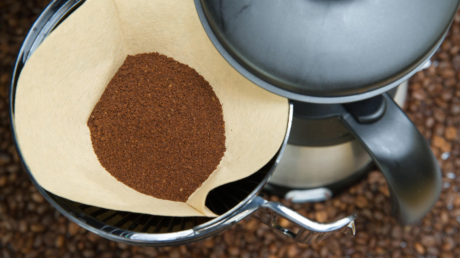 Die Kaffeemaschine: Ein Klassiker kehrt zurück Filter-Kaffeemaschine mit frischem Kaffeepulver