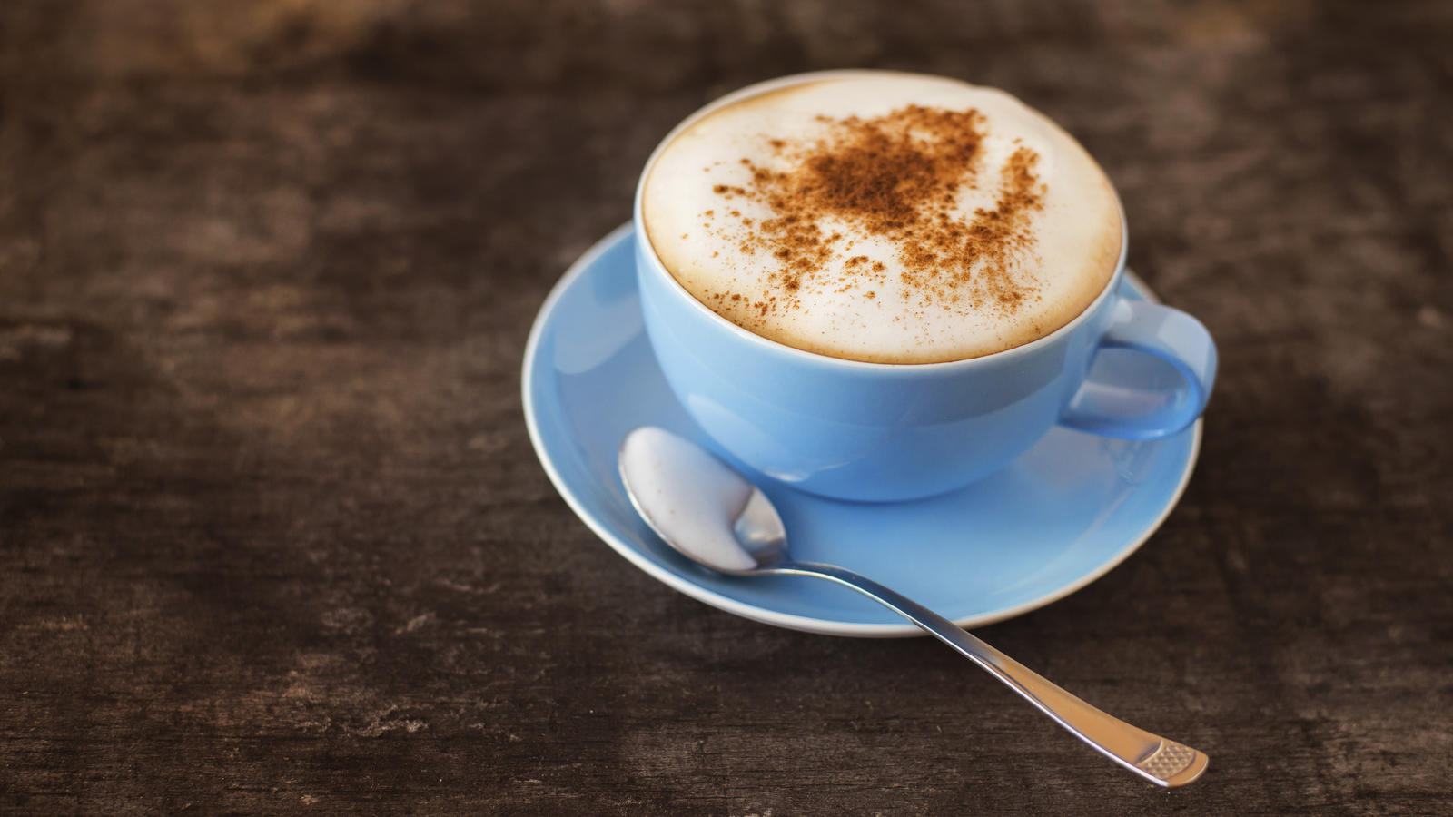 Diese Kaffeemaschine ist Preis-Leistungs-Sieger Cup of coffee on a wooden table background