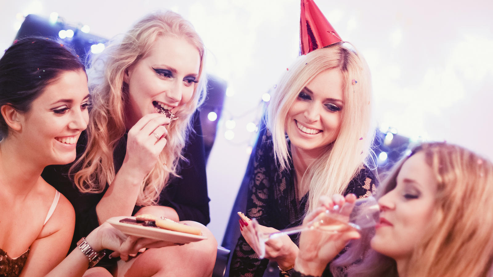 Partyrezepte für Silvester - schnelle Fingerfood-Ideen Four young girls having a party for new year's eve.