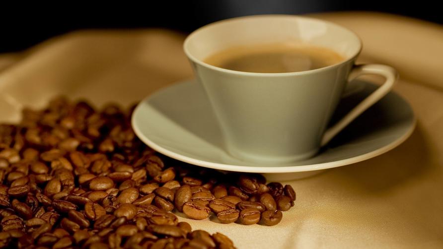 Die Kaffeemaschine: Der Klassiker mit Filter kehrt zurück Kaffeetasse mit Kaffeebohnen.