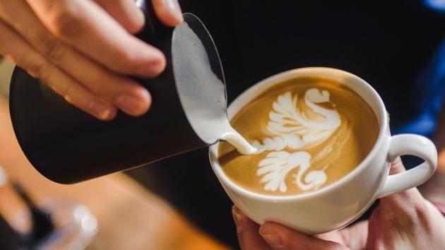 Mit einem Milchaufschäumer köstliche Kaffeekreationen zaubern Milchaufschäumer