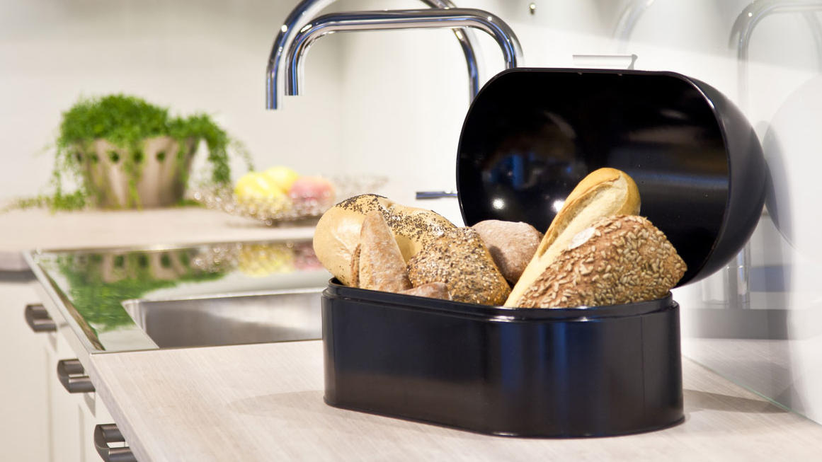 6 Tipps, wie Ihr Brot länger frisch bleibt Brotkasten mit Brötchen
