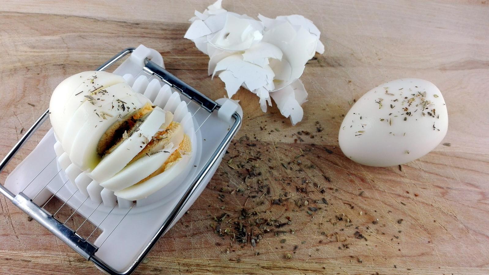 Mit einem Eierschneider gelingen perfekte Eierscheiben - kochbar.de