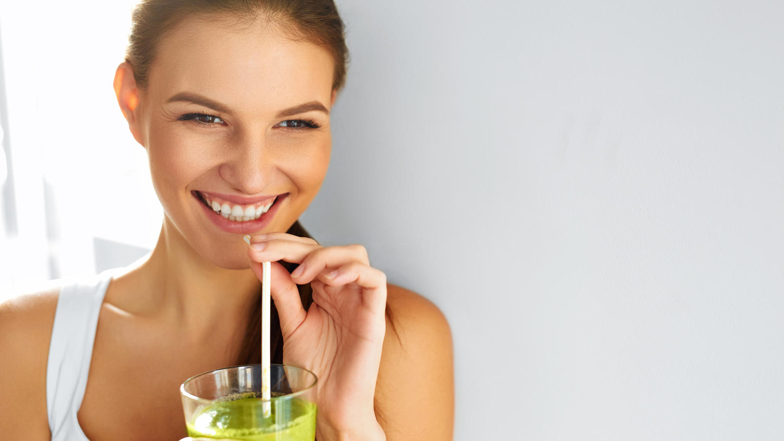 Die Avocado – eine vielfältige Superfrucht Frau trinkt einen Avocado-Smoothie.